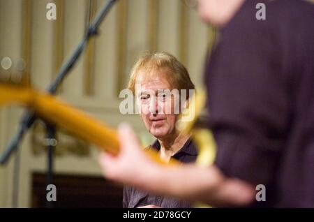 Spencer Davis torna alle sue radici a Swansea per giocare insieme agli Animali e amici durante un concerto presso la Brangwyn Hall di Swansea il 12 settembre 2007. Foto Stock