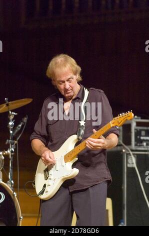 Spencer Davis torna alle sue radici a Swansea per giocare insieme agli Animali e amici durante un concerto presso la Brangwyn Hall di Swansea il 12 settembre 2007. Foto Stock