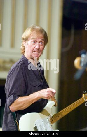 Spencer Davis torna alle sue radici a Swansea per giocare insieme agli Animali e amici durante un concerto presso la Brangwyn Hall di Swansea il 12 settembre 2007. Foto Stock