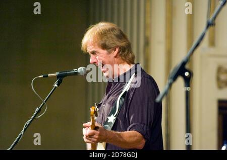 Spencer Davis torna alle sue radici a Swansea per giocare insieme agli Animali e amici durante un concerto presso la Brangwyn Hall di Swansea il 12 settembre 2007. Foto Stock