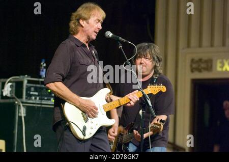 Spencer Davis torna alle sue radici a Swansea per giocare insieme agli Animali e amici durante un concerto presso la Brangwyn Hall di Swansea il 12 settembre 2007. Foto Stock