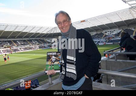 Spencer Davis torna alle sue radici a Swansea per assistere a una partita di calcio al Liberty Stadium di Swansea il 6 febbraio 2010. Foto Stock