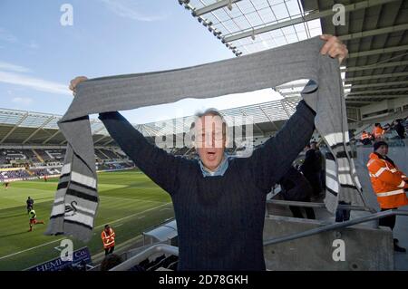 Spencer Davis torna alle sue radici a Swansea per assistere a una partita di calcio al Liberty Stadium di Swansea il 6 febbraio 2010. Foto Stock