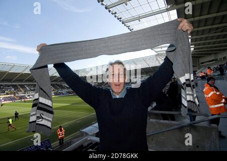 Spencer Davis torna alle sue radici a Swansea per assistere a una partita di calcio al Liberty Stadium di Swansea il 6 febbraio 2010. Foto Stock