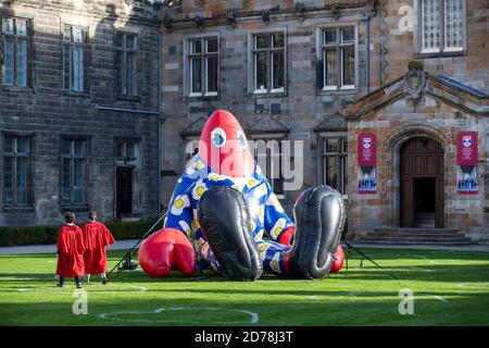 Gli studenti universitari della University of St Andrews passano accanto a Philip the Lobster nel St Salvator's Quad, St Andrews. Foto Stock