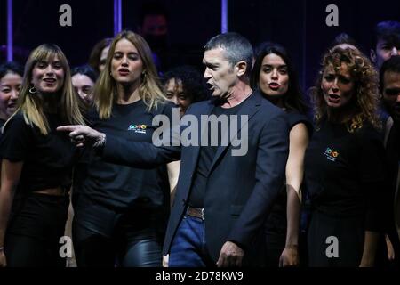 21 ottobre 2020: 21 ottobre 2020 (Malaga) Antonio Banderas rilascerà nell'autunno 2021 un musical che sarà protagonista di se stesso. Con testi e musiche di Stephen Sondheim e libretto di George Furth, trasformerà il palco del teatro (sarà rotondo). Ha in programma di rimanere otto mesi a Malaga.Antonio Banderas torna al palco con un nuovo musical. Si chiama Company' e questa mattina ha recitato una scena (un'anteprima del gioco) che è prevista per la prima volta nell'autunno 2021 al Teatro del Soho CaixaBank di Malaga. Con testi e musica di Stephen Sondheim e libretto di George Furt Foto Stock