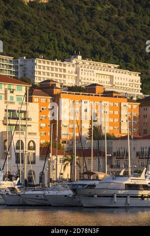 Gibilterra, porto turistico di Queensway Quay e The Rock Hotel Foto Stock