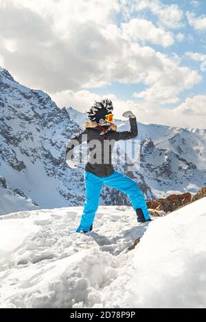 Hiker felice vincendo raggiungere obiettivo di vita in cappello mohawk, successo, libertà e felicità, successo in montagna. Foto Stock