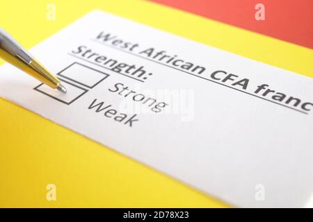 Una persona sta rispondendo alla domanda sulla forza del franco CFA dell'Africa occidentale. Foto Stock