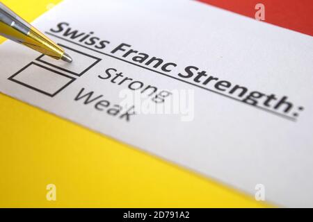 Una persona sta rispondendo alla domanda sulla forza del franco svizzero. Foto Stock