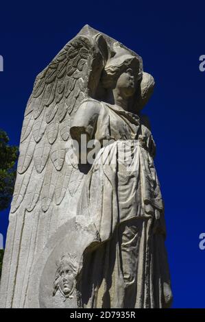 Imponente statua della Vittoria alata del i secolo d.C., ispirata ad un originale ellenistico, che ai cittadini di Ostia Antica, antico porto di Roma, rappresentava Minerva, dea della saggezza e del commercio. La statua, probabilmente, un tempo adornava la porta Romana, la porta orientale del porto di Roma. Ostia, oggi in Lazio, fu fondata nel VII secolo a.C. alla foce del Tevere. Fiorì per secoli mentre gli imperatori romani costruirono palazzi, monumenti ed edifici pubblici, ma perse il suo ruolo primario a causa del porto che si insabbiava. La città fu infine abbandonata nel IX secolo d.C. Foto Stock