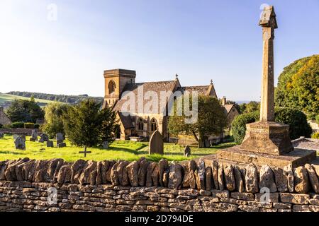 Luce serale sulla chiesa di St Barnaba nel villaggio di Cotswold di Snowshill, Gloucestershire UK Foto Stock