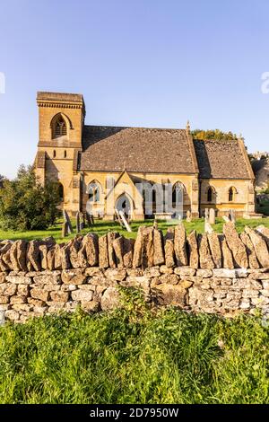 Luce serale sulla chiesa di St Barnaba nel villaggio di Cotswold di Snowshill, Gloucestershire UK Foto Stock