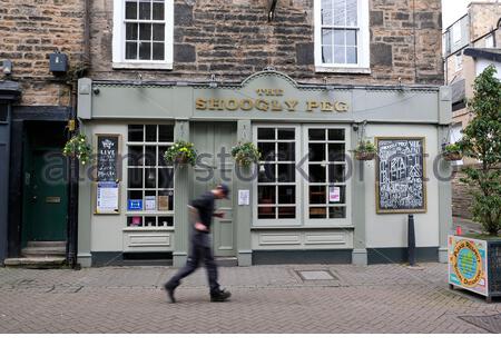 Edimburgo, Scozia, Regno Unito. 21 ottobre 2020. Nel corso dell'odierno briefing quotidiano del coronavirus, il primo ministro Nicola Sturgeon ha annunciato che le attuali restrizioni, che includono la chiusura di pub, bar e ristoranti nella cintura centrale, saranno prorogate oltre il 26 ottobre come previsto e rimarranno in vigore per un'altra settimana fino a lunedì 2 novembre. Porte chiuse al Shoogly PEG in Rose Street. Credit: Craig Brown/Alamy Live News Foto Stock