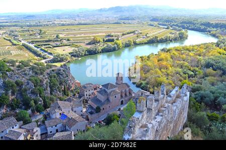 Fiume Ebro come passa attraverso Miravet, Tarragona Spagna Foto Stock