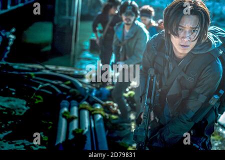 Peninsula, commercializzato negli Stati Uniti come Train to Busan presenta: Peninsula) È un film horror d'azione sudcoreano del 2020 diretto da Yeon Sang-ho questa fotografia è solo per uso editoriale ed è il copyright della società cinematografica e/o del fotografo assegnato dal film o dalla società di produzione e può essere riprodotto solo da pubblicazioni in congiunzione con la promozione di La pellicola di cui sopra. È richiesto un credito obbligatorio per la società cinematografica. Il fotografo deve essere accreditato anche quando è noto. Foto Stock