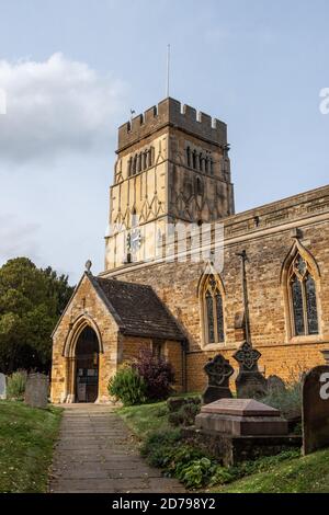 La chiesa di tutti i Santi nel villaggio di Earls Barton, Northamptonshire, Regno Unito; famosa per la sua rara torre sassone risalente al 970AD Foto Stock