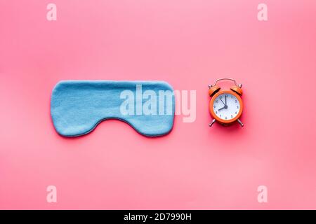 Maschera per dormire con sveglia, lat piatto, vista dall'alto Foto Stock