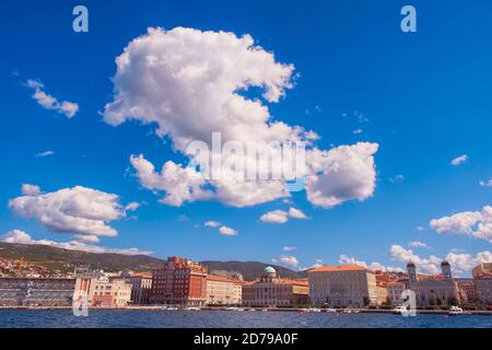 Italia, Trieste. Edificio dell'osservatorio astronomico e della chiesa greco-ortodossa Foto Stock