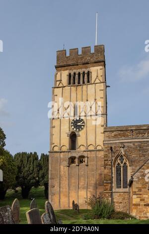 La chiesa di tutti i Santi nel villaggio di Earls Barton, Northamptonshire, Regno Unito; famosa per la sua rara torre sassone risalente al 970AD Foto Stock