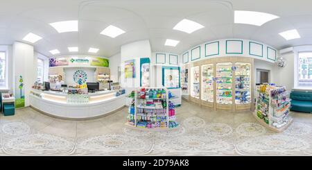 Visualizzazione panoramica a 360 gradi di MINSK, BEALRUS - DICEMBRE 2019: panorama hdri completo senza giunture a 360 gradi all'interno di scaffali e armadi di farmacia moderni con farmaci in uscita