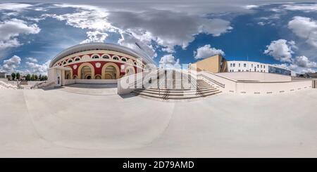 Visualizzazione panoramica a 360 gradi di MINSK, BIELORUSSIA - LUGLIO 2020: Panorama hdri sferico completamente senza giunture 360 vicino a un edificio moderno di stadio e grandi scale di complesso sportivo in equirettang