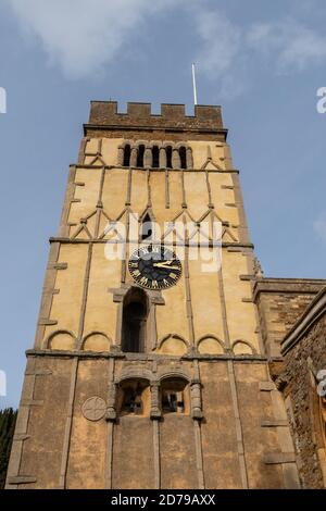 La chiesa di tutti i Santi nel villaggio di Earls Barton, Northamptonshire, Regno Unito; famosa per la sua rara torre sassone risalente al 970AD Foto Stock