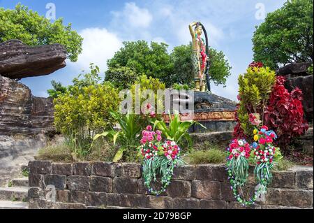 Bokor, Krong Kampot, Cambogia: Statua nel Parco Nazionale Foto Stock