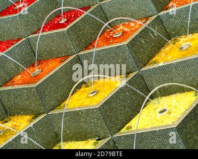 Fontana d'acqua colorata nell'hotel a Dubai Foto Stock