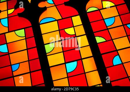 Moderne finestre colorate in vetro colorato Foto Stock