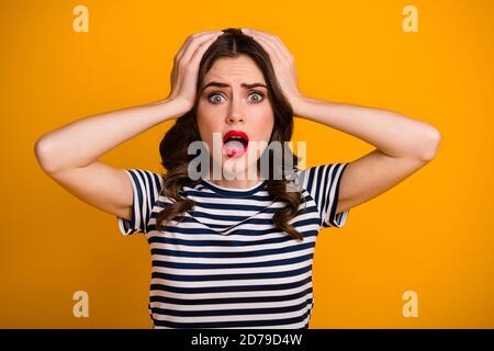 Primo piano-in su ritratto di lei bella-osservante attraente abbastanza deluso miserabile wavy-capelli ragazza cattiva notizia reazione isolato su brillante vivido Foto Stock