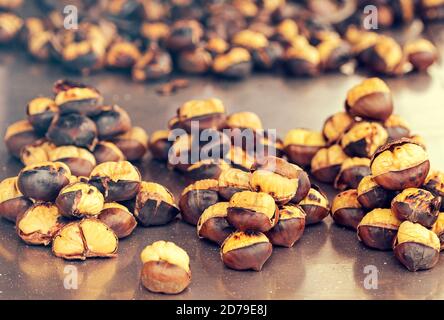 Primo piano di castagne fritte sulla strada di Istanbul, Turchia. La castagna è tradizionale cibo turco di strada Foto Stock