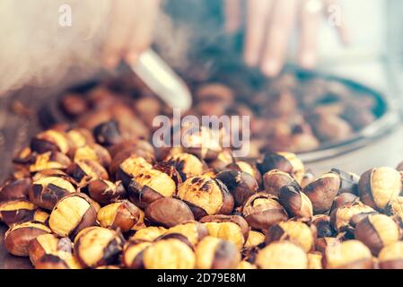 Primo piano di castagne fritte sulla strada di Istanbul, Turchia. La castagna è tradizionale cibo turco di strada Foto Stock