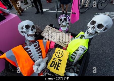 Manichini scheletrici con segni durante una manifestazione di rivolta di estinzione, Parliament Square, Londra, 10 settembre 2020 Foto Stock