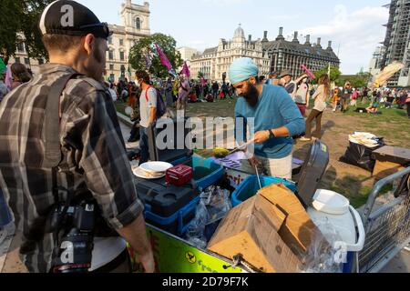 Hare Krishnas fornisce cibo ai manifestanti durante una dimostrazione di rivolta di estinzione, Parliament Square, Londra, 10 settembre 2020 Foto Stock