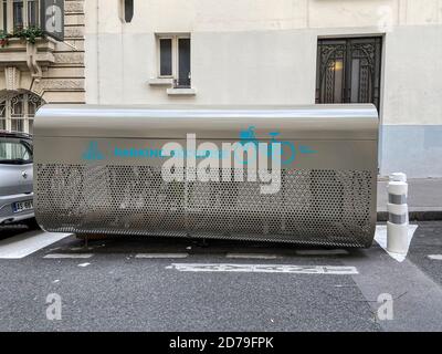 RIFUGIO SICURO PER BICICLETTE A PARIGI Foto Stock