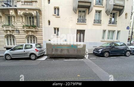 RIFUGIO SICURO PER BICICLETTE A PARIGI Foto Stock