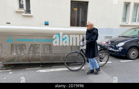 RIFUGIO SICURO PER BICICLETTE A PARIGI Foto Stock