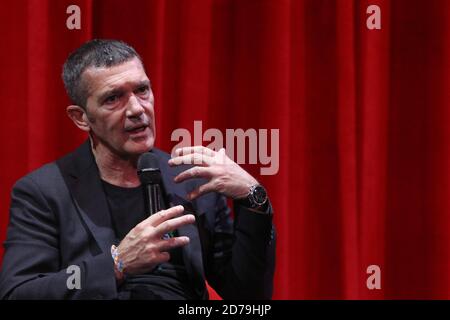 21 ottobre 2020 (Malaga) Antonio Banderas rilascerà nell'autunno 2021 un musical che sarà protagonista di se stesso. Con testi e musiche di Stephen Sondheim e libretto di George Furth, trasformerà il palco del teatro (sarà rotondo). Ha in programma di rimanere otto mesi a Malaga.Antonio Banderas torna al palco con un nuovo musical. Si chiama Company' e questa mattina ha recitato una scena (un'anteprima del gioco) che è prevista per la prima volta nell'autunno 2021 al Teatro del Soho CaixaBank di Malaga. Con testi e musiche di Stephen Sondheim e libretto di George Furth, sarà il Foto Stock