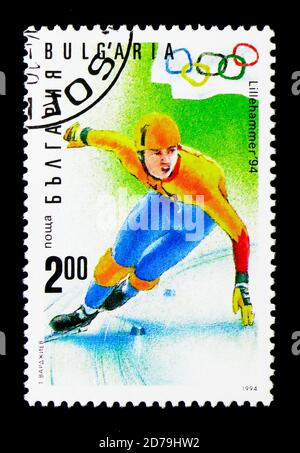 MOSCA, RUSSIA - 21 DICEMBRE 2017: Un francobollo stampato in Bulgaria mostra il pattinaggio di velocità su pista corta, XVII Giochi Olimpici invernali, Lillehammer - 94, serie, c. Foto Stock