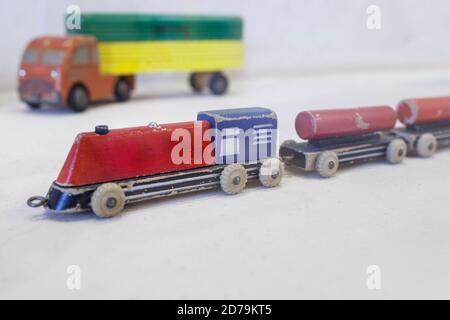 Giocattoli per il trasporto su ruote. Vecchi articoli in legno realizzati intorno al 1950 Foto Stock