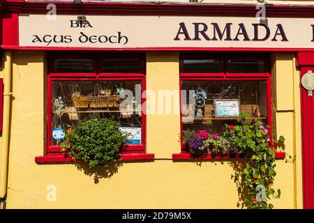 Facciata dipinta di rosso e giallo brillante del pub Armada a Kinsale, County Cork, Irlanda Foto Stock