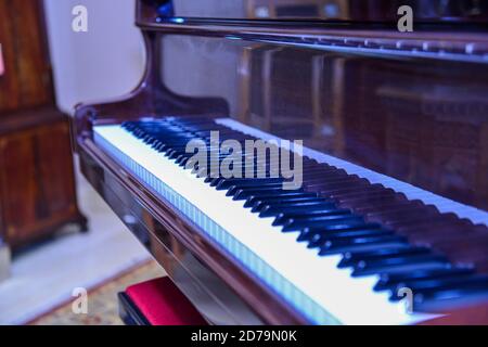 Tastiera di pianoforte lo sfondo con il fuoco selettivo. Calda tonalità di colore immagine Foto Stock