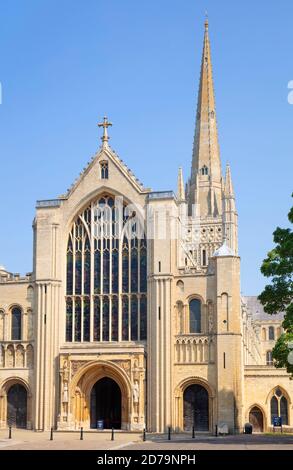 Norwich Cathedral West Front e spire West Entrance Door To La Cattedrale di Norwich e la Cattedrale di Norwich gucorriano Norwich Norfolk East Anglia Inghilterra GB Foto Stock