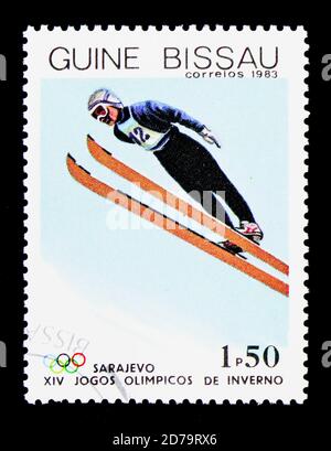 MOSCA, RUSSIA - 21 DICEMBRE 2017: Un francobollo stampato in Guinea-Bissau mostra Ski-Jump, serie di Giochi Olimpici invernali, circa 1983 Foto Stock