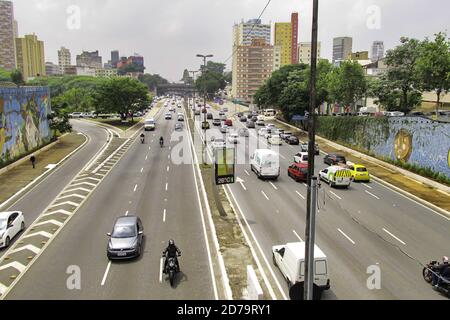 San Paolo, San Paolo, Brasile. 21 Ott 2020. (INT) situazione del traffico a Sao Paulo. Ottobre 21, 2020, Sao Paulo, Brasile: Movimento pesante di veicoli su 23 de Maio Avenue alla lunghezza del viadotto Jaceguai a Sao Paulo in mezzo Covid-19 pandemic.Credit: LECO Viana/TheNews2 Credit: LECO Viana/TheNEWS2/ZUMA Wire/Alamy Live News Foto Stock