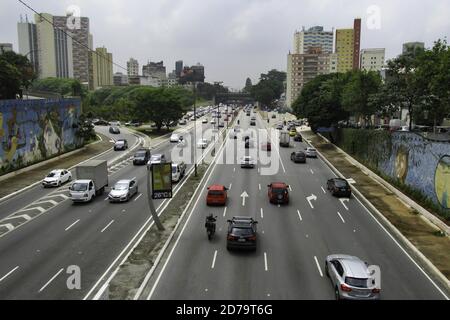 San Paolo, San Paolo, Brasile. 21 Ott 2020. (INT) situazione del traffico a Sao Paulo. Ottobre 21, 2020, Sao Paulo, Brasile: Movimento pesante di veicoli su 23 de Maio Avenue alla lunghezza del viadotto Jaceguai a Sao Paulo in mezzo Covid-19 pandemic.Credit: LECO Viana/TheNews2 Credit: LECO Viana/TheNEWS2/ZUMA Wire/Alamy Live News Foto Stock