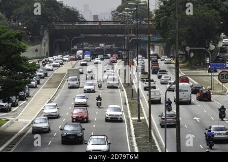 San Paolo, San Paolo, Brasile. 21 Ott 2020. (INT) situazione del traffico a Sao Paulo. Ottobre 21, 2020, Sao Paulo, Brasile: Movimento pesante di veicoli su 23 de Maio Avenue alla lunghezza del viadotto Jaceguai a Sao Paulo in mezzo Covid-19 pandemic.Credit: LECO Viana/TheNews2 Credit: LECO Viana/TheNEWS2/ZUMA Wire/Alamy Live News Foto Stock