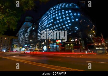 Graz, Austria-27 agosto 2020: Kunsthaus Graz, il museo d'arte ultramoderna per l'arte contemporanea, che assomiglia a qualche forma di vita aliena incisa nel middl Foto Stock