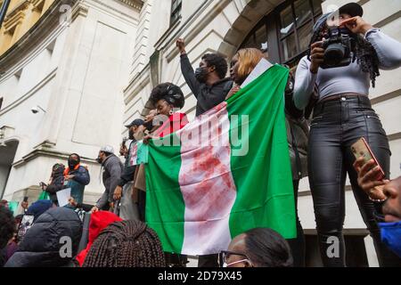 Londra, Regno Unito. 21 Ott 2020. Fine della protesta della SARS alla Nigeria High Commission di Northumberland Avenue, Londra, SW1. Centinaia di nigeriani dimostrano il loro malcontento per i comportamenti violenti delle squadre di rapine speciali nigeriane che hanno ucciso molte persone apparentemente innocenti negli ultimi giorni. Credit: Peter Hogan/Alamy Live News Foto Stock